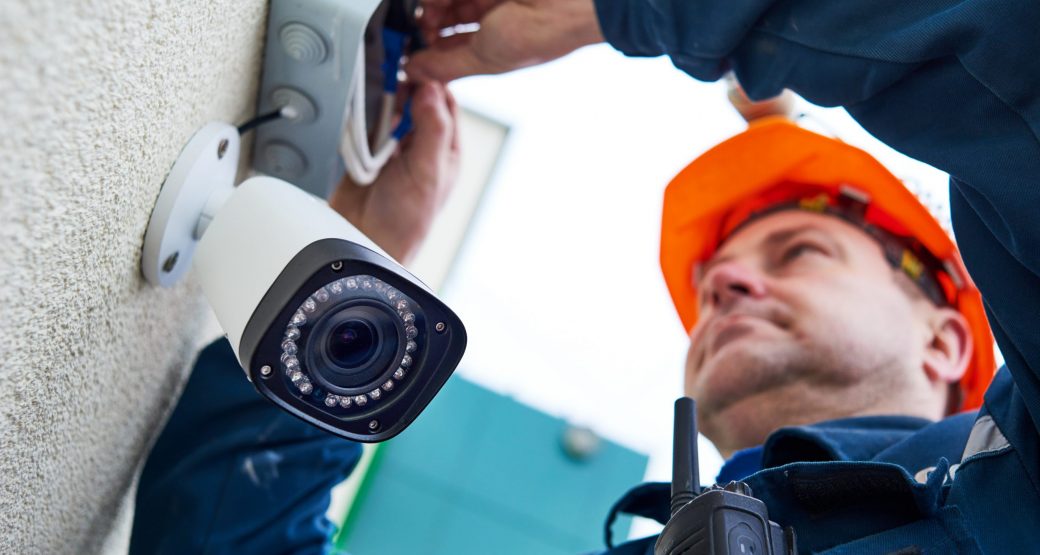 Elektronik ve güvenlik sistemi üzerinde çalışan teknik uzman